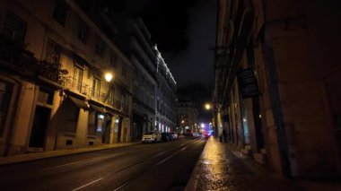 Lizbon sokaklarında akşam yürüyüşü romantik ışıklandırma ve eski cazibeyle