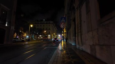 Lizbon şehir merkezinde gece sıcak ışıklar ve boş caddelerle