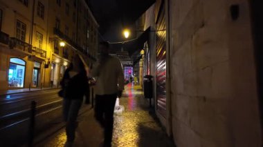 Huysuz Lizbon gecesi Eski kaldırımlı caddelerde yürümek ve hafif aydınlatma