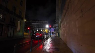 Lizbon Caddesi 'nin gece lambasıyla görülen ilk kişi.
