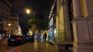 Otantik Portekiz sokağı gece yumuşak ışık ve rahat detaylarla