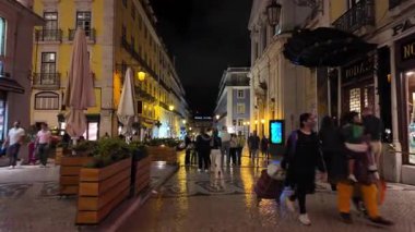Lizbon 'da huzurlu bir gece manzarası tarihi bir sokak ve klasik şehir cazibesiyle