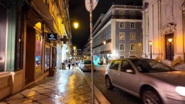 Otantik Lizbon sokağı geceleri sarı ışık ve sessiz titreşimlerle parlıyor.