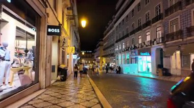 Geceleyin Lizbon 'un eski bir kasabası. Yürüyen perspektiften görülebiliyor.