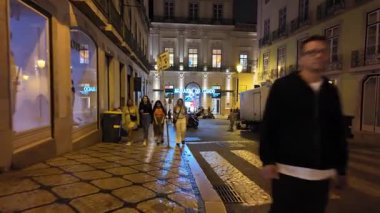 Lizbon 'da gece boyunca fenerlerle aydınlatılmış rahat bir sokak.