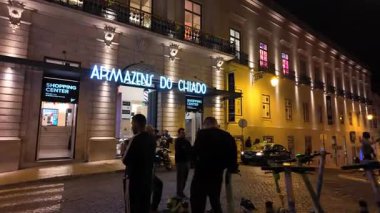 Sıcak şehir ışıkları ve tarihi Avrupa cazibesiyle Portekiz gece sokak manzarası