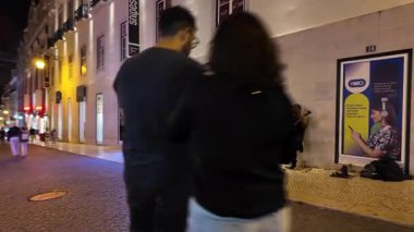 Lizbon 'da gece yürüyorum Parlayan sokak lambaları ve dar kaldırım taşlarından dar sokaklar
