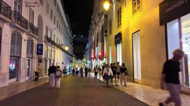 Lizbon sokaklarında POV gece yürüyüşü renkli ışıklar ve eski Avrupa binalarıyla