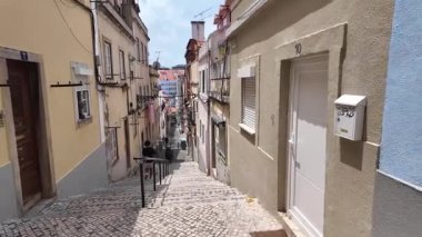 Lizbon 'da sokak kafeleri ve Portekiz binaları olan günlük yaşam