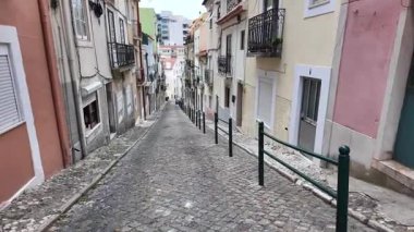 Güneşli Lizbon 'da Avrupalı çekici insanlar ve sıcak bir atmosferle şehir yürüyüşü