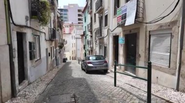 Lizbon yaz kenti hayatı turistlerle yerel halk ve büyüleyici dar sokaklar