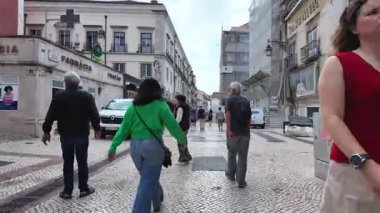 Orijinal Lizbon yaz yürüyüşü mimari insanları ve şehir enerjisiyle