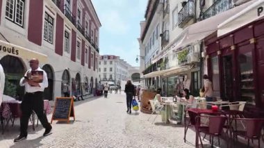 Lizbon 'da klasik Portekiz yaşam tarzı. Yürüyüş sahnesi ve cazibesi var.