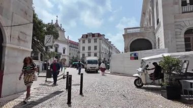 Geleneksel Lizbon yürüyüşü kaldırımlı sokaklar ve ılık yaz yolculuğuyla