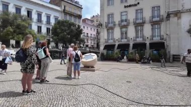 Lizbon 'da Avrupa şehir keşfi sıcak havada yürüyüş sahnesiyle