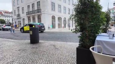 Renkli sokaklar ve açık yaz havasıyla Lizbon 'da seyahat deneyimi