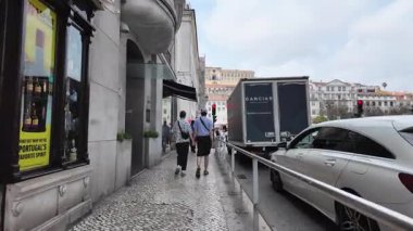 Lizbon 'da yaz boyunca kalabalık ile canlı Portekiz sokak sahnesi