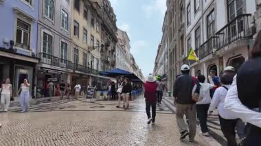 Lizbon şehir merkezi yazı Avrupalı cazibesi ve yürüyen insanlarla