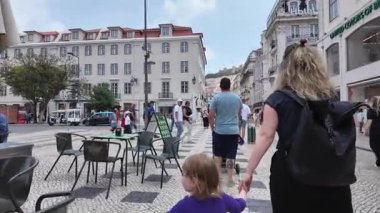 Lizbon eski mahallesi Kafeler ve şehir atmosferiyle gün ışığında yürüyor