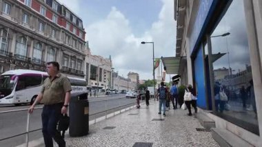 Lizbon 'da geleneksel Portekiz mimarisi yaz yürüyüşü ve insanlar