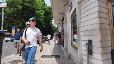 Lizbon şehri perspektifi yazın gezginler ve yerlilerle sokak yürüyüşü