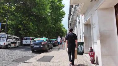 Lizbon 'daki yerel sokak manzaralı yaz ışığı ve yürüyüş sahnesi