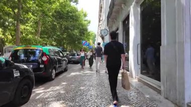 Lizbon şehrinin yaz mevsimi insanları kaldırım taşlarından yollar ve cephelerle dolu.