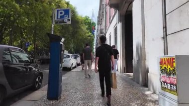 Portekiz Lizbon 'da yaz aylarında tarihi caddelerde yürürken