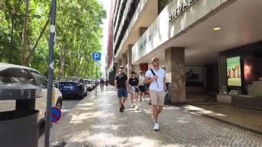 Lizbon 'da yaz yürüyüşü. Eski kasaba. Yerel sokaklar ve Avrupa mimarisi.