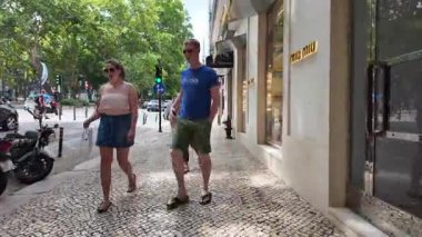 Geleneksel Lizbon yaz sokaklarında turistler yerel halk ve Avrupa cazibesi