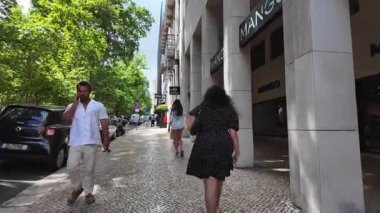 Yaz güneşinde Portekiz 'de yürümek sokak hayatı ve yerel kültürle