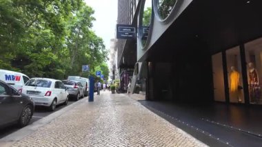 Central Lisbon yaz günü şehir hayatı insanları yürüyor ve renkli evler