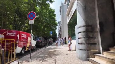 Lizbon yaz mimarisi ve yürüyen sokakları ve tarihi cazibesi olan yaşam tarzı