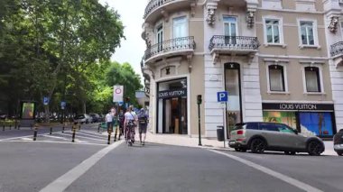 Lizbon 'da gündüz yürüyüşü. Yerel güneş ışığı ve şehir cazibesiyle.