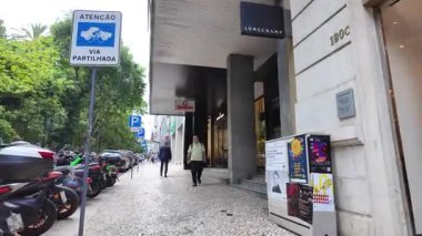 Lizbon 'da yaz, tarihi şehir merkezinde yürüyen insanlarla birlikte.