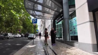 Lizbon 'un eski caddeleri güneşli ve gezgin yerlilerle dolu.