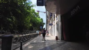 Sıcak ve güneşli bir öğleden sonra Lizbon 'da Avrupa sokaklarını keşfetmek