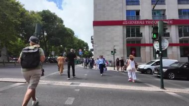 Lizbon 'da yaz yürüyüşü sahnesi geleneksel şehir cazibesiyle