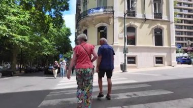 Portekiz Lizbon yaz günü renkli sokaklar ve şehir hayatı ile yürüyüş turu