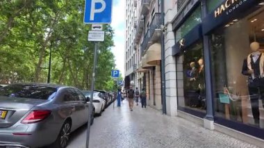 Merkez Lizbon yaz günü şehir sokaklarıyla, kafelerle ve renkli binalarla Avrupa seyahatleri