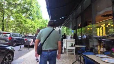 Güneşli bir günde Lizbon şehir merkezinde yürümek sokak kafeleri ve tarihi binalarla Avrupa yaz seyahatleri