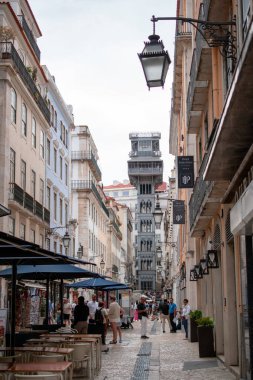 Lizbon 'da Santa Justa Asansörü Şehrin Ortasında Tarihi Bir Yer