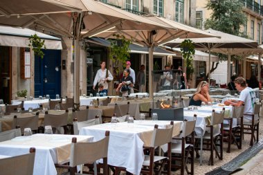 Lizbon 'da açık hava lokantası, lokantalar, güneş şemsiyeleri ve taş kaldırımlar..