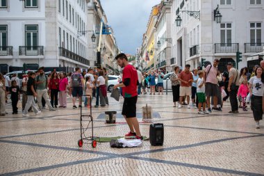 Lizbon Halk Meydanı 'nda Sokak Göstericisi Kalabalığı Eğlendirdi