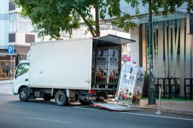 Kutuları sokağa boşaltan bir kargo kamyonu.