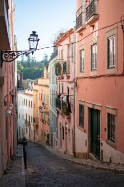 Lizbon, Portekiz 'deki Charming Cobblestone Caddesi