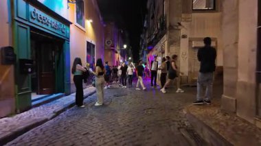 Bairro Alto Lizbon gecesi sahnesi Portekiz 'de arkadaşlarla barlarda, gece hayatında, içkilerinde ve müziğinde