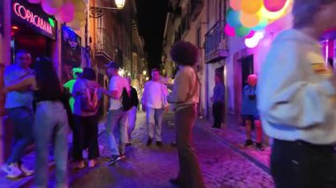 Geceleri Bairro Alto Lizbon 'da müzik, ışıklar, partiler ve kalabalık barlarla dolaşmak.