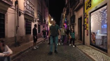Lizbon Bairro Alto barları ve gece hayatı. İnsanlar takılıyor, müzik, içki ve sokak manzaralı.
