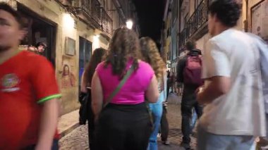 Lizbon 'daki Bairro Alto Portekiz' deki gece partisinde kalabalık, sokak barları, müzik ve gece hayatı deneyimleri